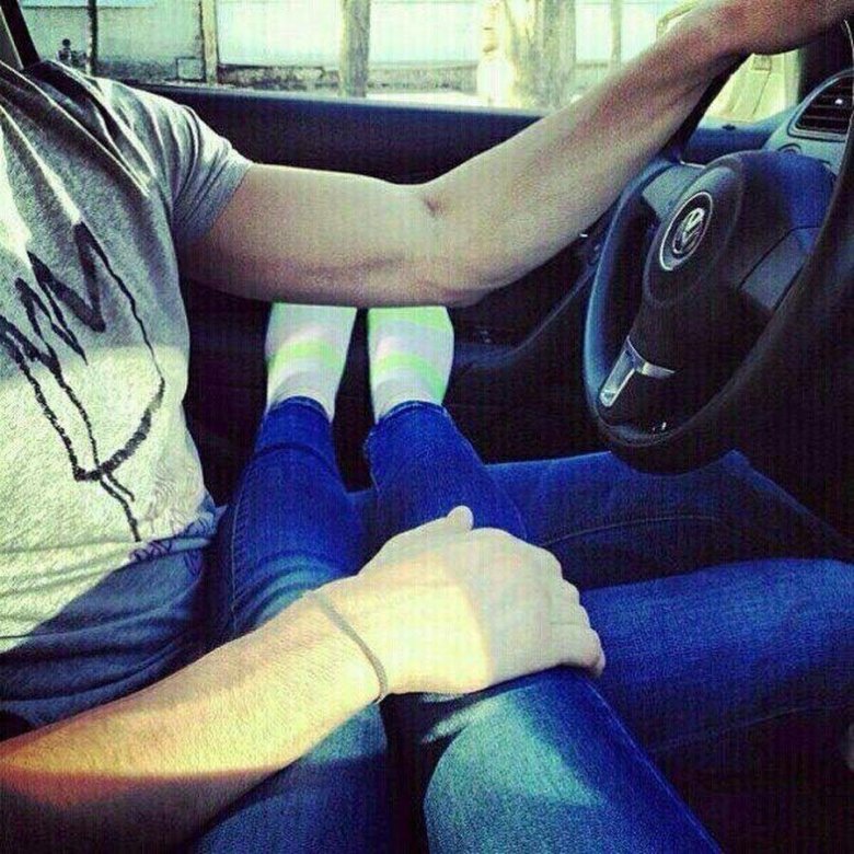 Девушка с парнем в машине без лица