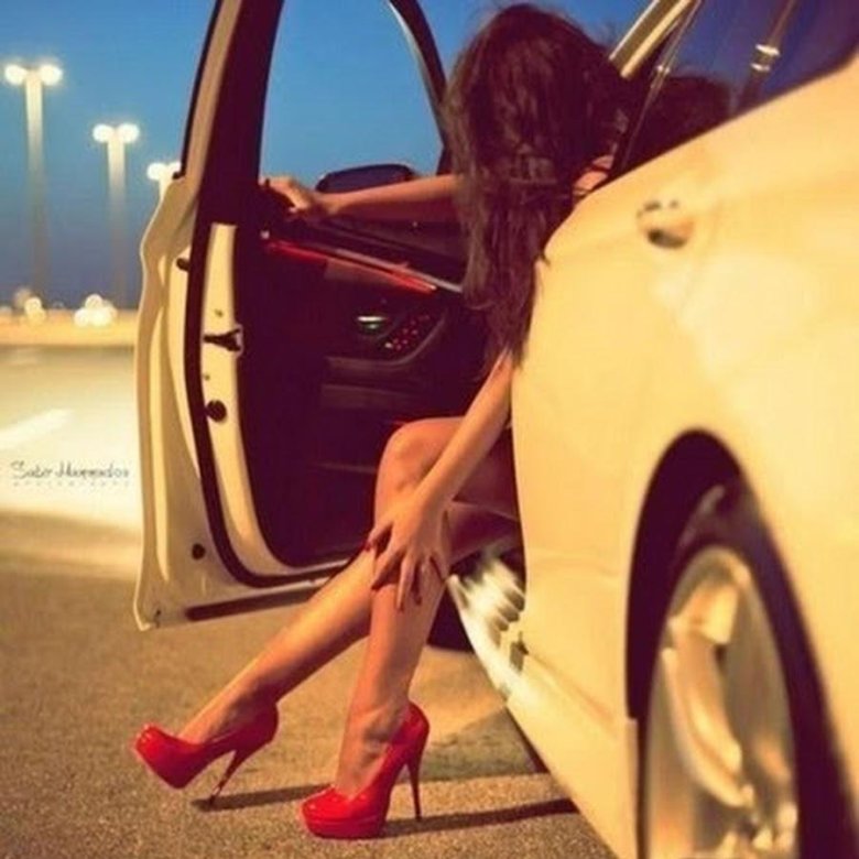 Девушка около машины