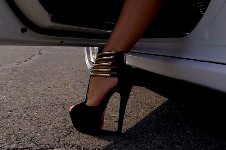 Ноги в туфлях из машины