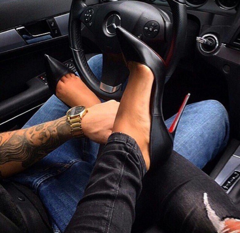 Ноги девушки в машине