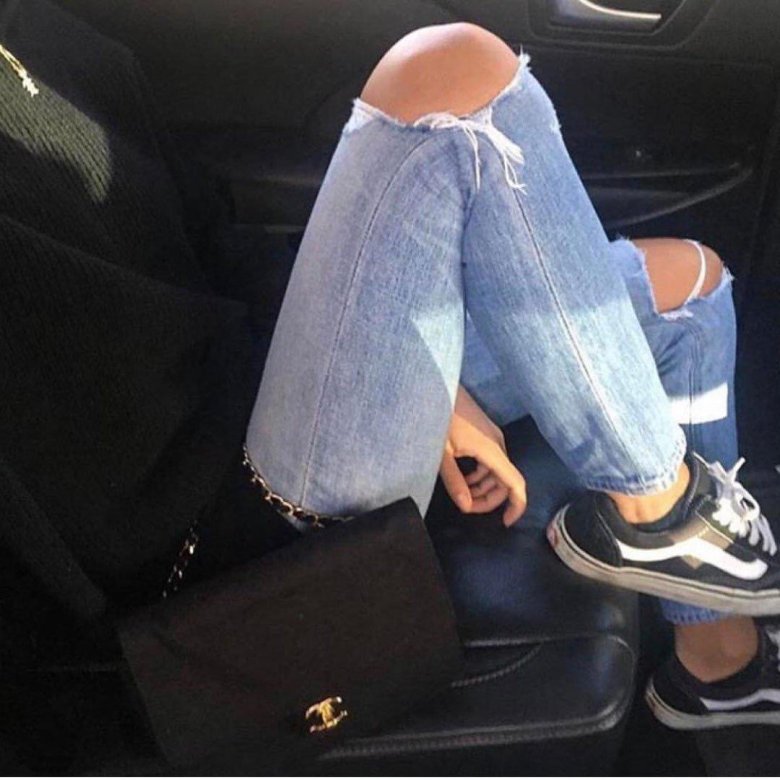 Девушка в рваных джинсах