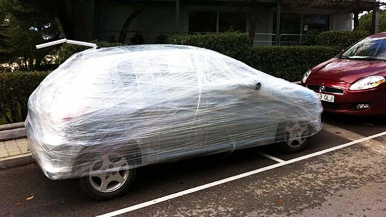 Машина в пищевой пленке