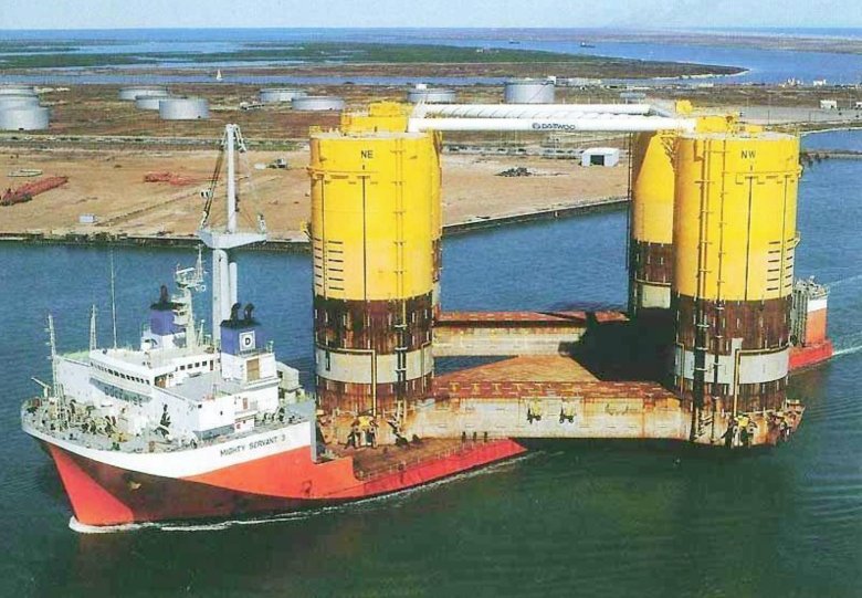 Самый большой в мире корабль - док (dockwise vanguard)