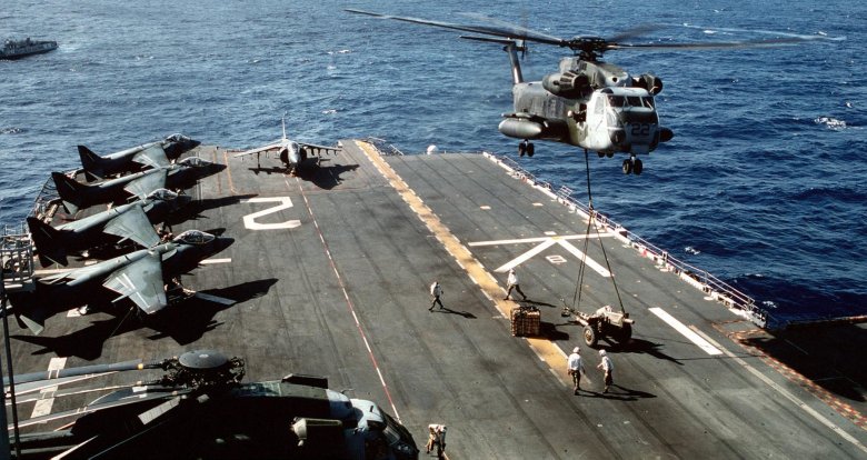 Палубный американский вертолет