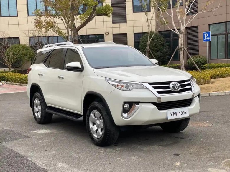 Тойота фортунер 2018 белая