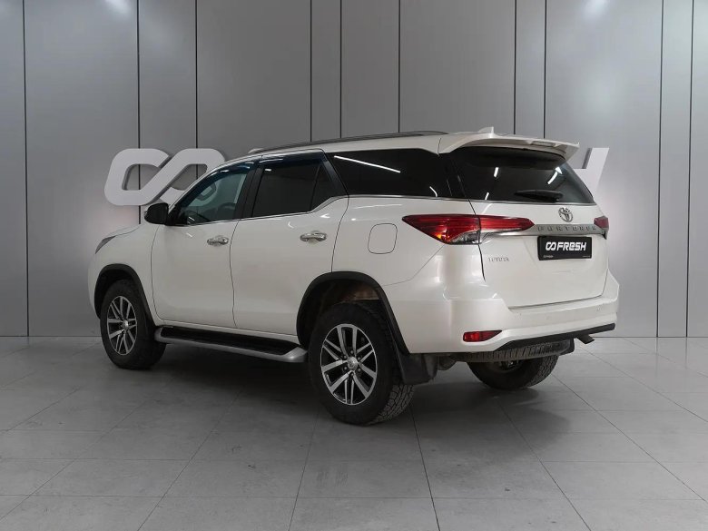 Тойота фортунер 2021 белый