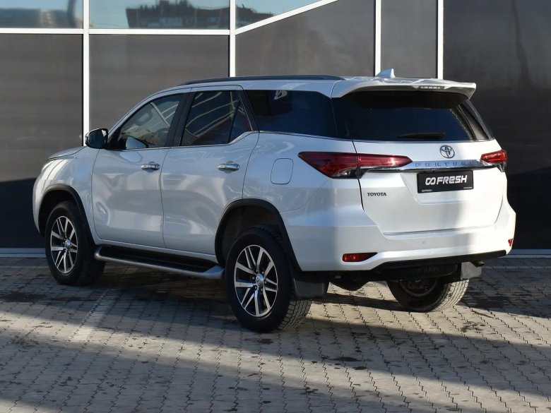 Тойота фортунер 2021 белый