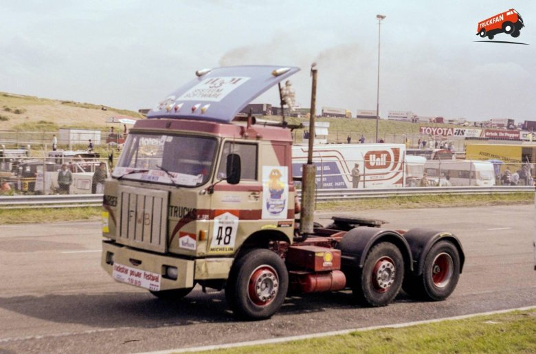 Старые грузовики