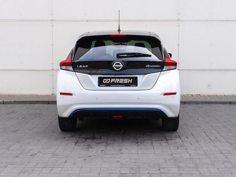 Белый ниссан