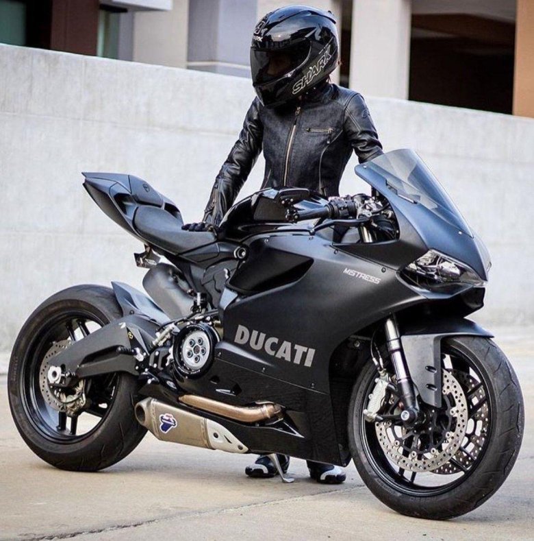 Мотоцикл чёрный спортивный