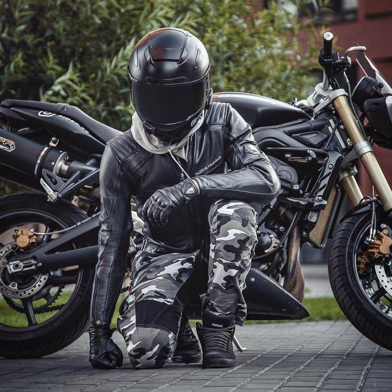 Мотоциклист в экипировке