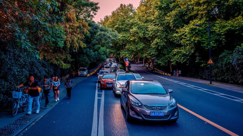 Машина на дороге