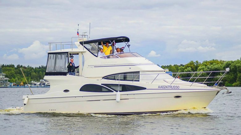 Моторная яхта