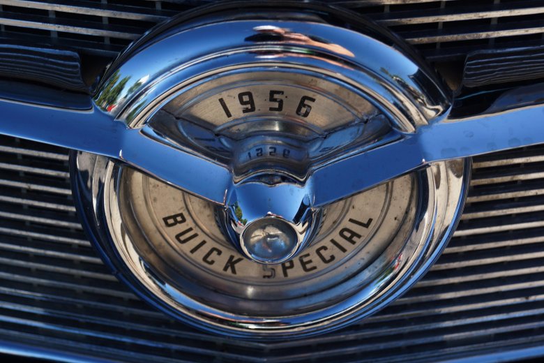 Эмблема автомобиля