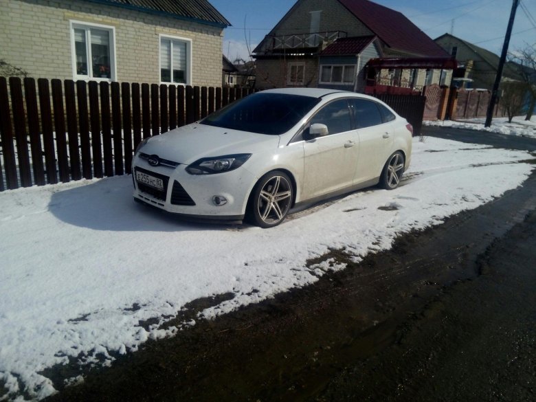 Форд фокус 3 белый хэтчбек на 18 дисках