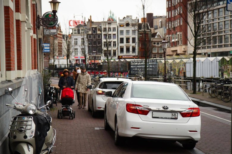 Машина на улице