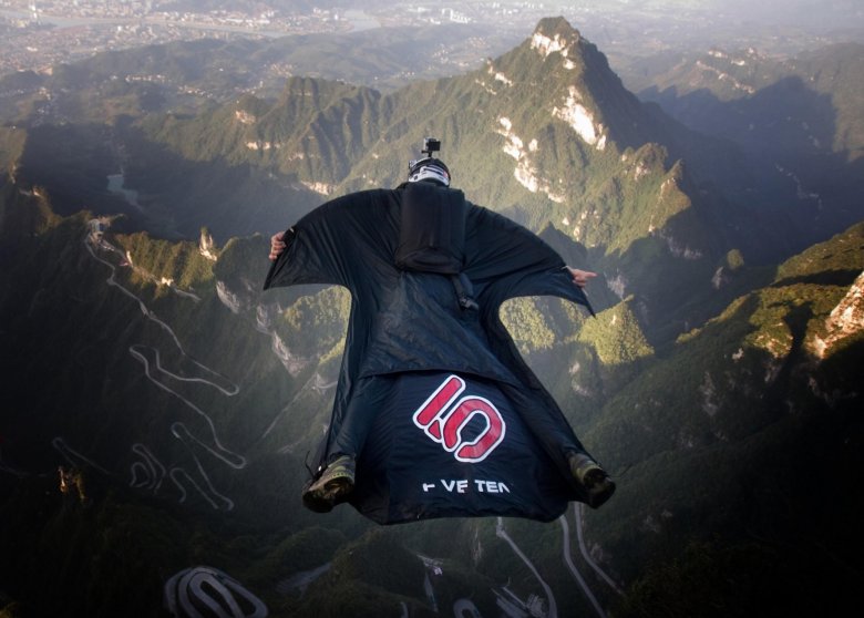 Вингсьют бейсджампинг