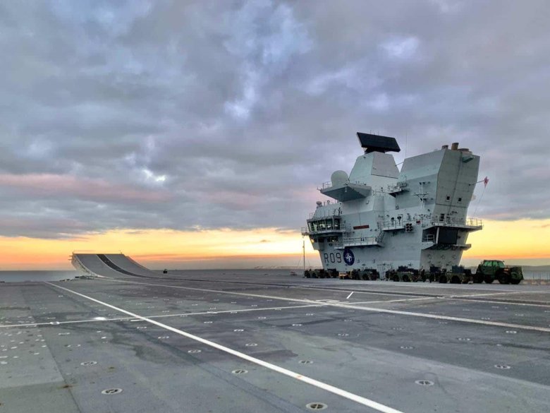 Корабль авианосец