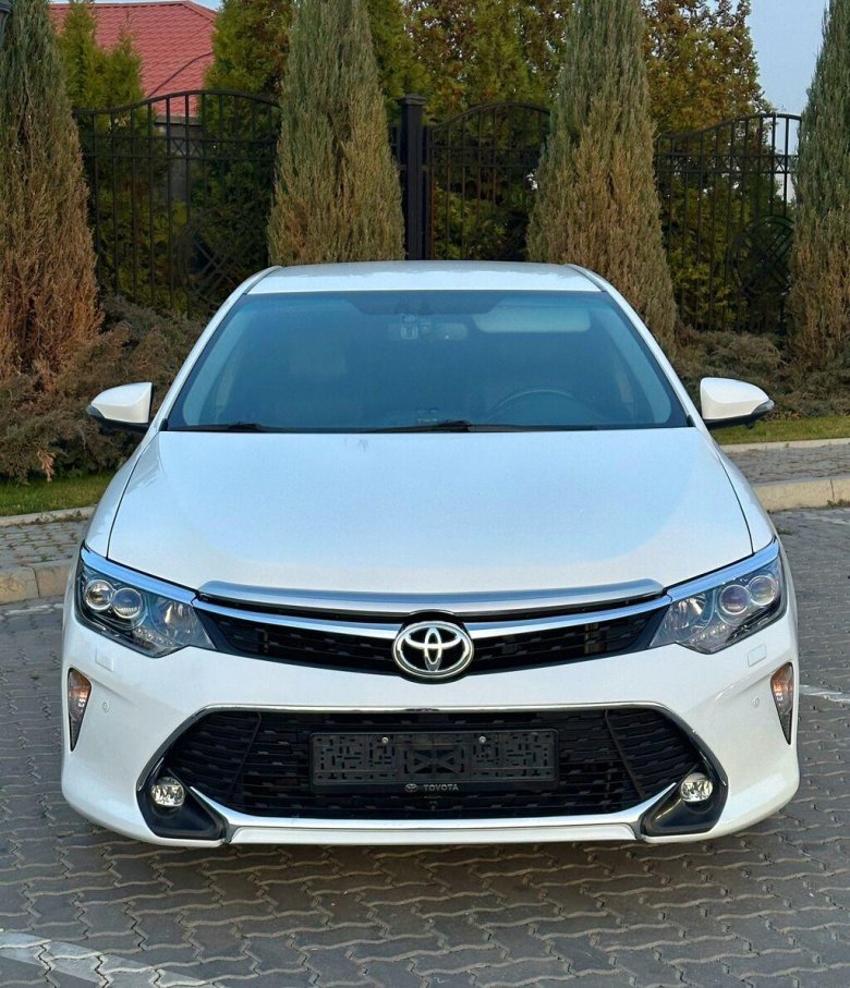Белый тойота камри