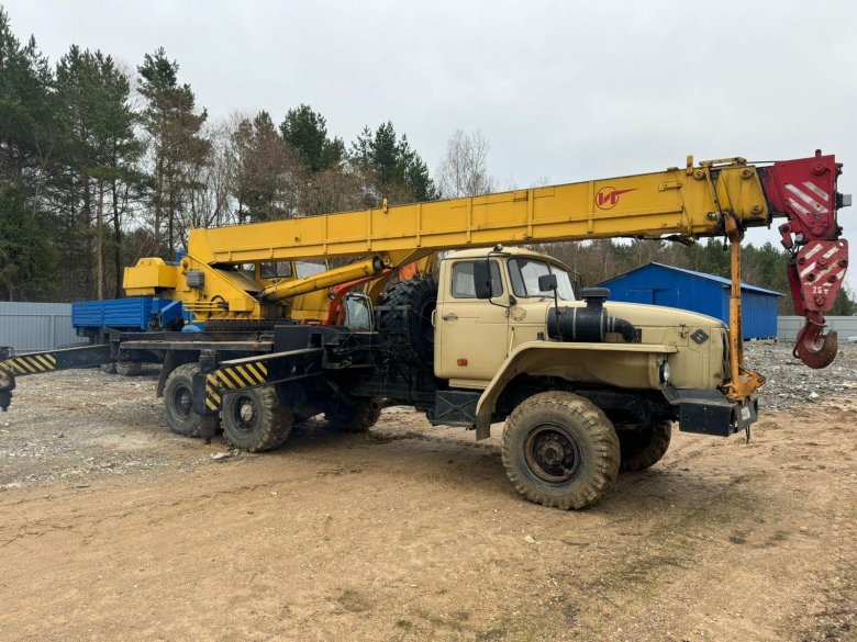 Автокран урал 25т