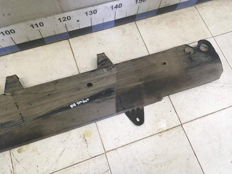 Кронштейн бампера актрос