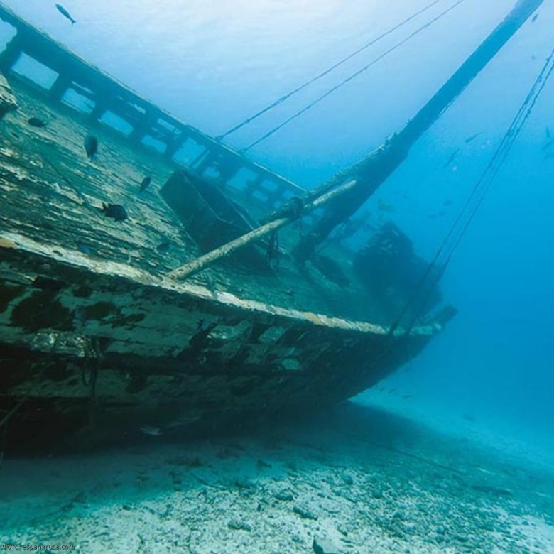 Древний затонувший корабль