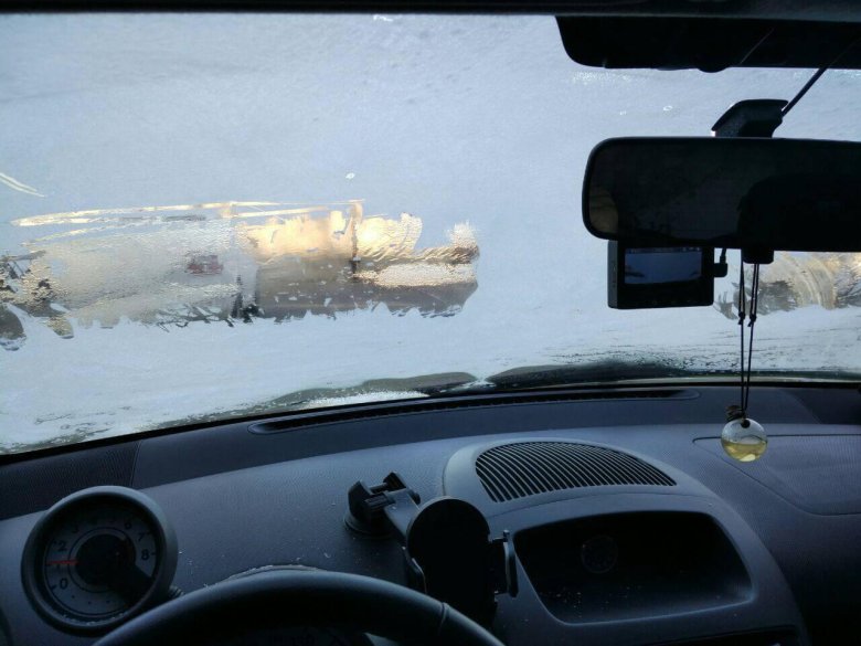 Замерзшее лобовое стекло