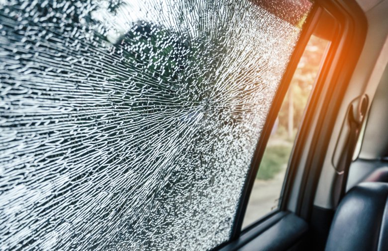 Разбитое стекло машины
