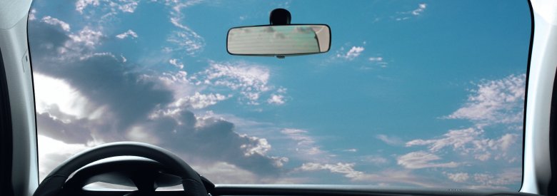 Вид из лобового стекла машины