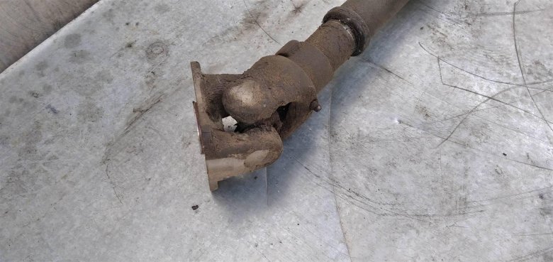 Карданный вал передний