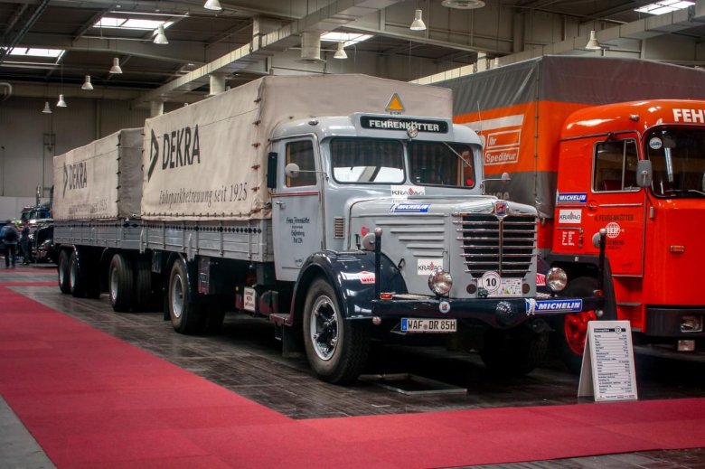 Старые грузовики