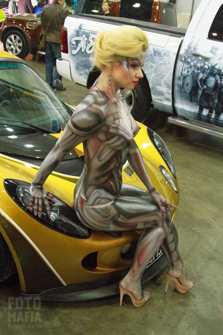 Девушки бодиарт на выставке