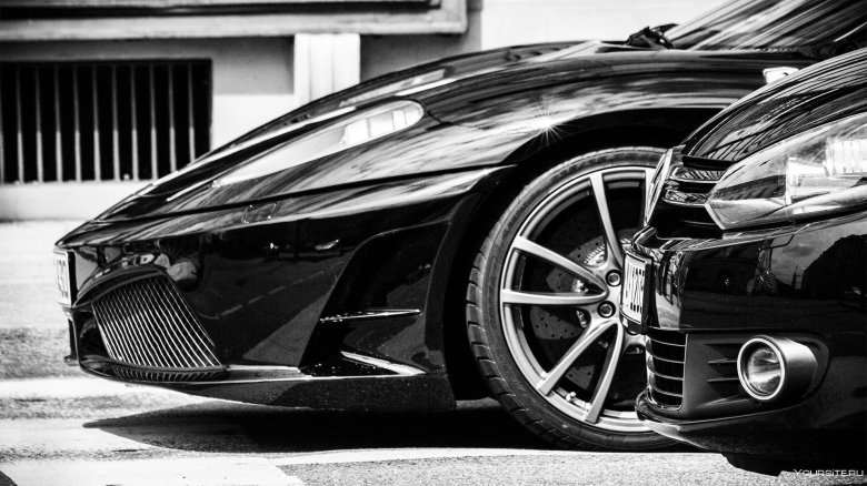 Чёрно белый автомобиль