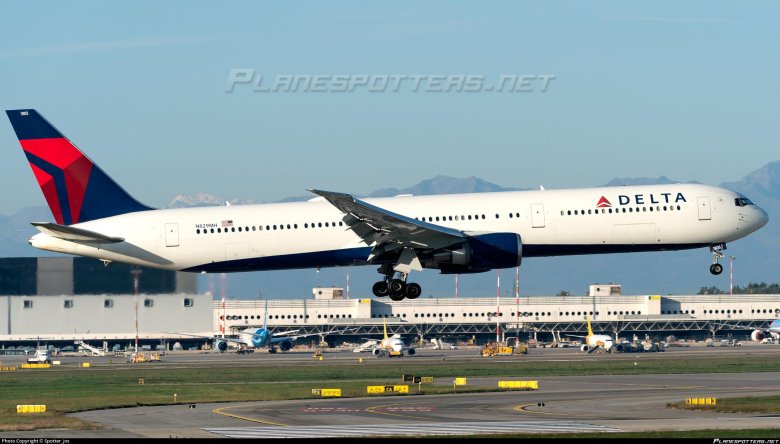 Самолет в аэропорту