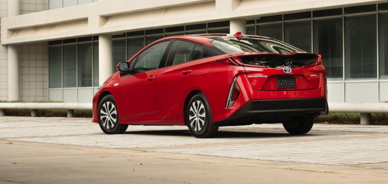 Тойота приус 2021