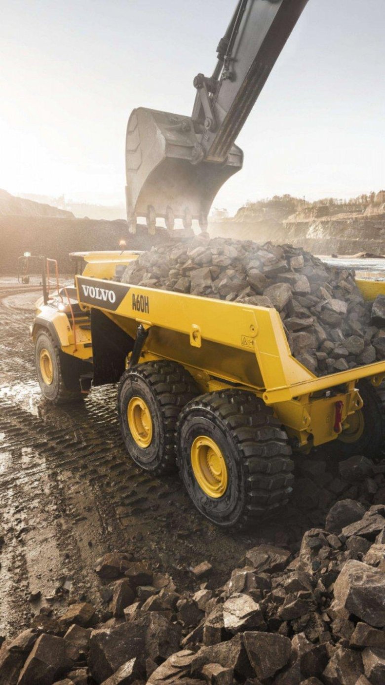 Карьерный самосвал volvo