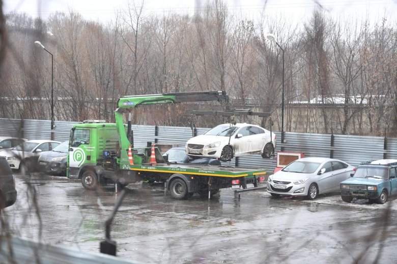 Машина на штрафстоянке