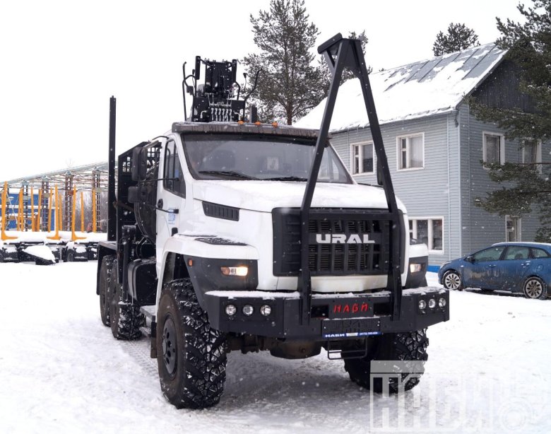 Урал 5557 лесовоз с гидроманипулятором