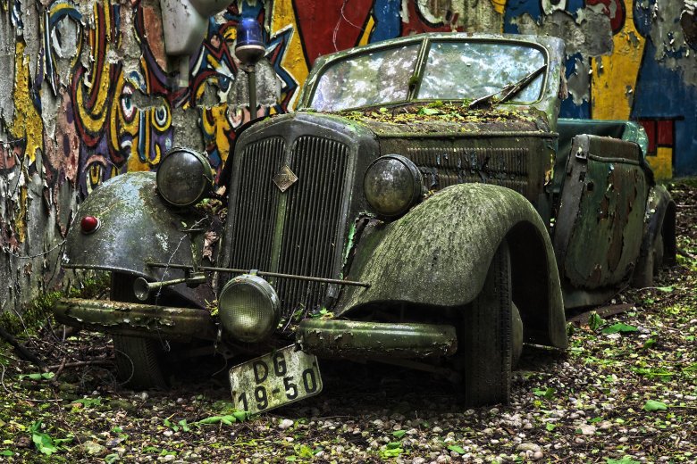 Старый ржавый автомобиль