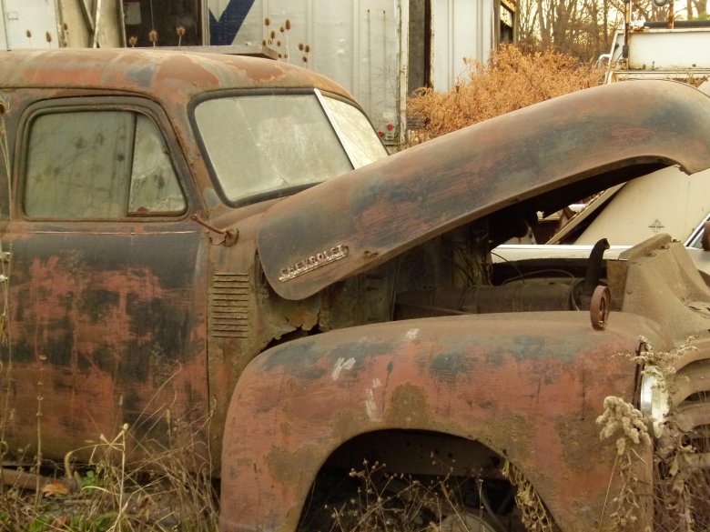 Старая ржавая машина