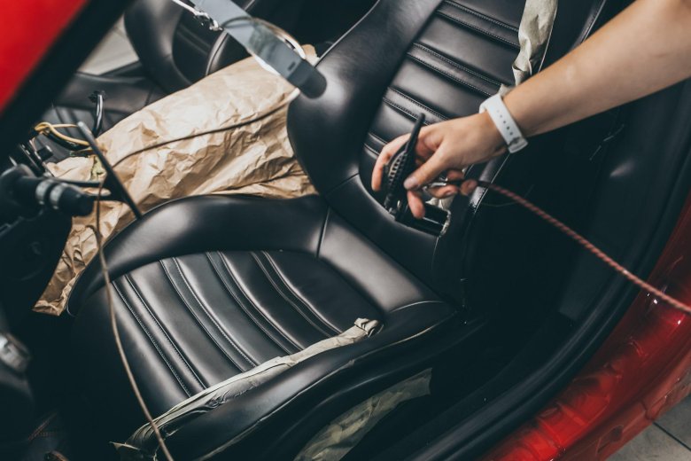Покраска кожаных кресел автомобиля