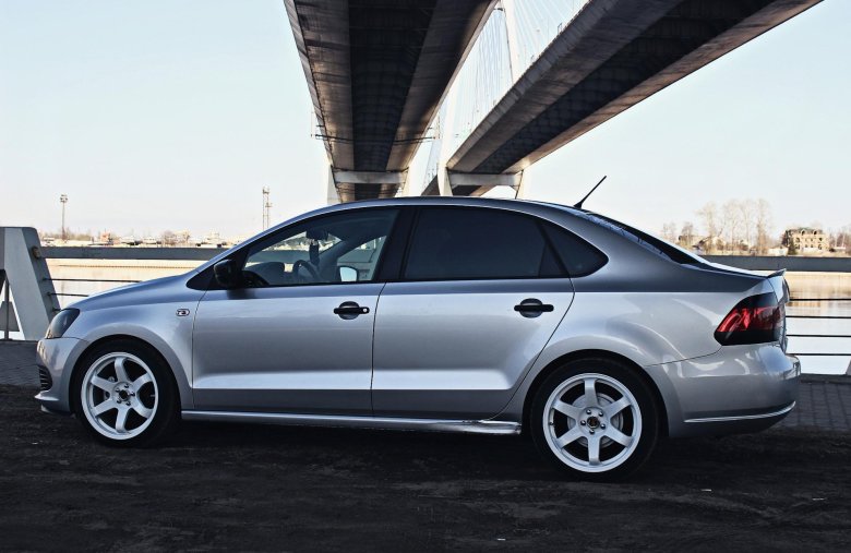 Volkswagen polo sedan r16