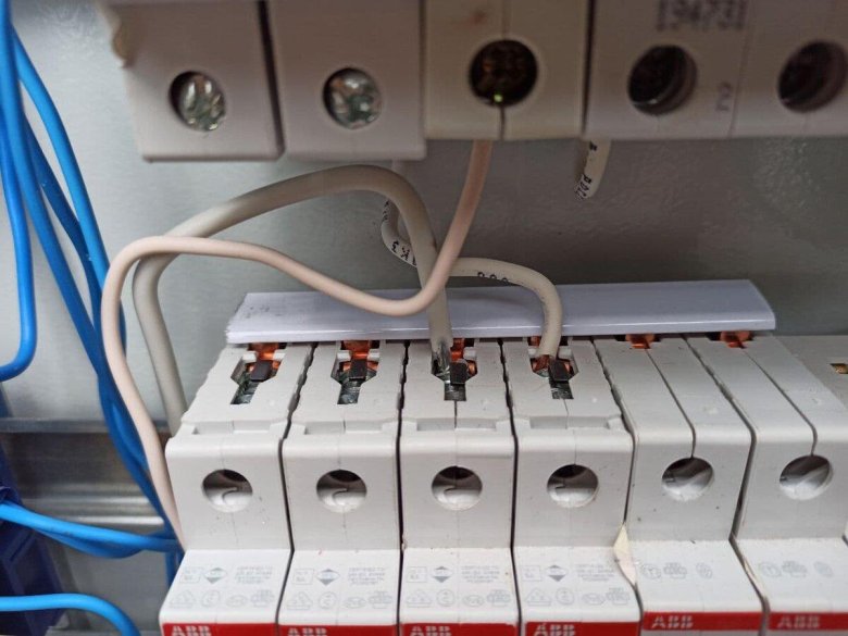 Соединение автоматов в щитке