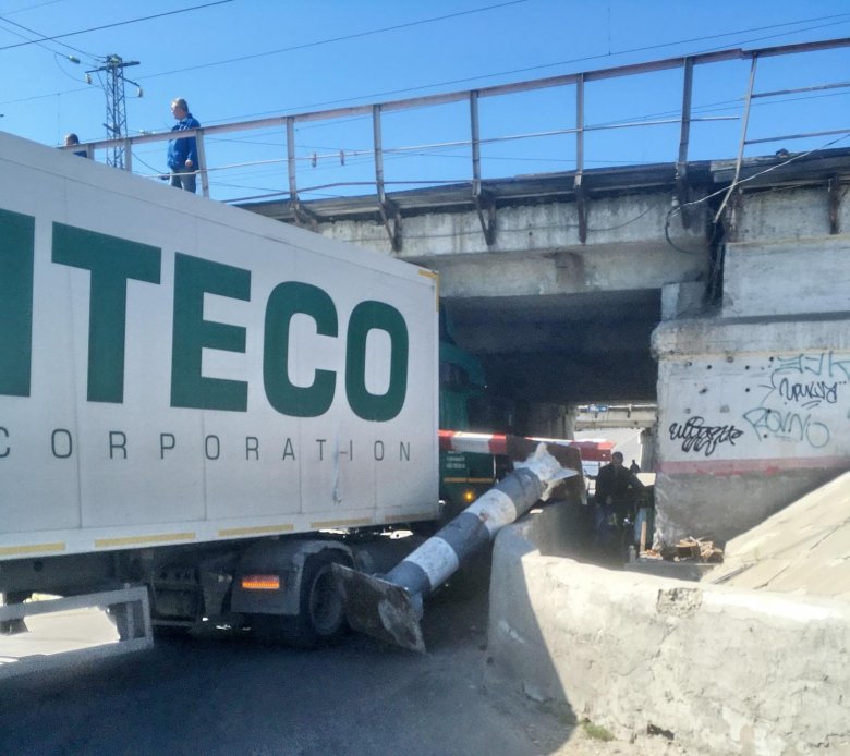 Под мостами