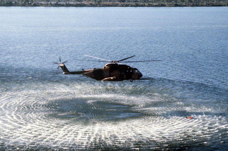 Вертолет над океаном