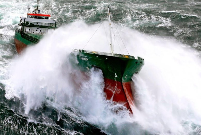 Судно в шторм