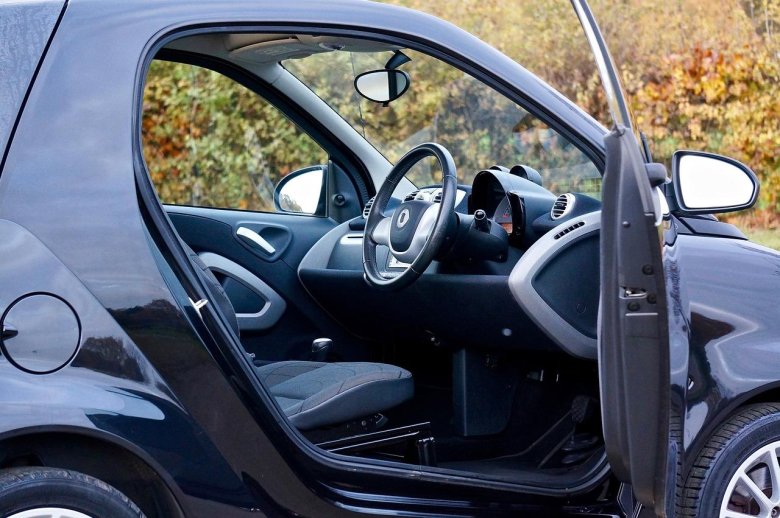 Дверь автомобиля