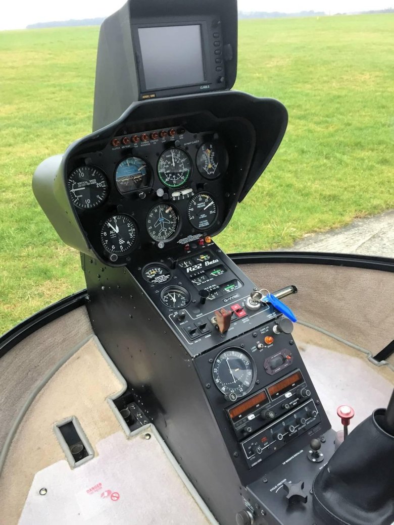 Кабина вертолета robinson r44