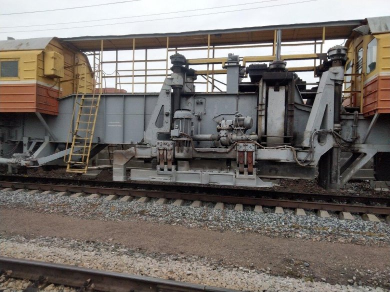 Выправочно подбивочно отделочная машина