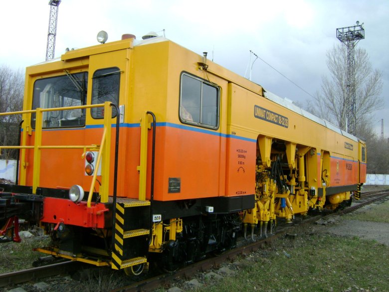 Выправочно-подбивочно-рихтовочная машина unimat 4s